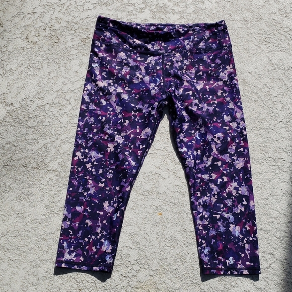 Fabletics Capri Length Leggings - Picture 6 of 10